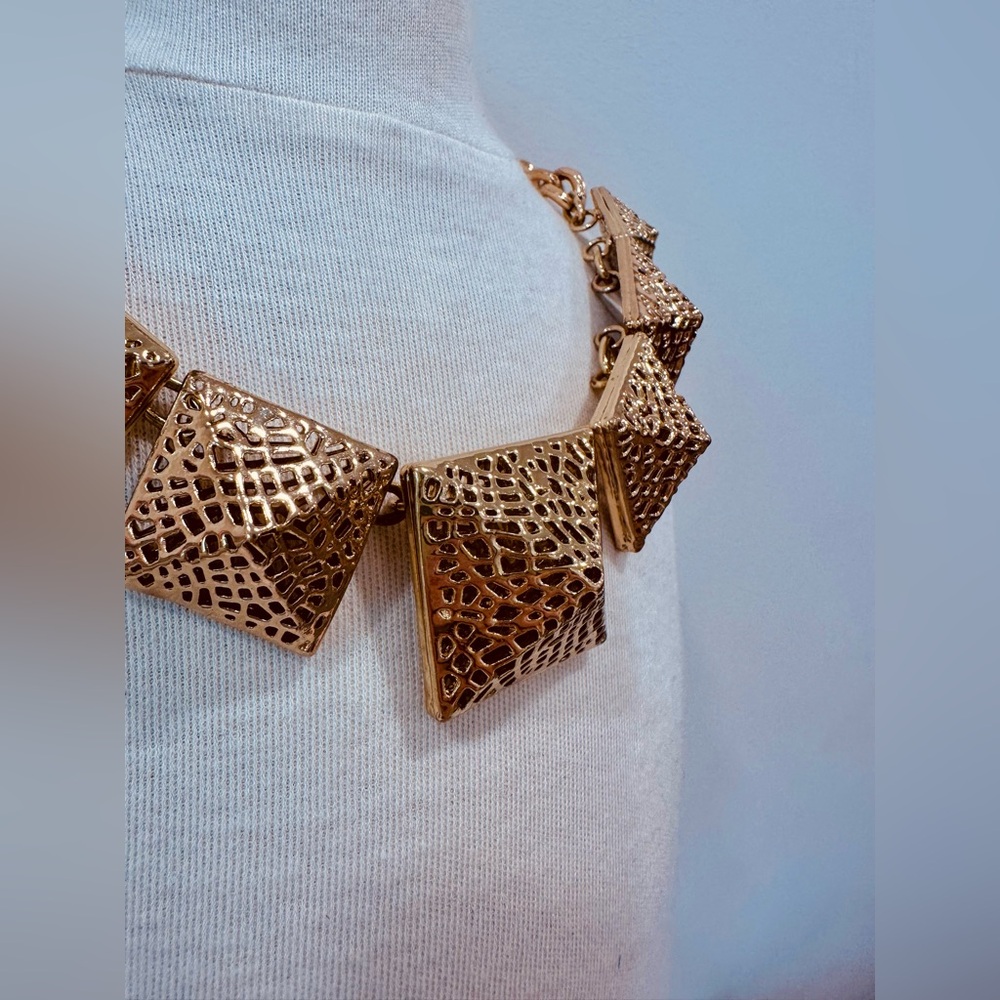 BCBGMAXAZRIA Gold-Tone Statement Necklace & Bracelet Set Perfect for Holidays - Picture 6 of 9